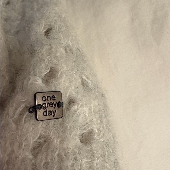 Luxurious One Grey Day V-back Sweater - Picture 7 of 7